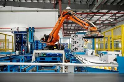 美的智能精益工廠探索人機共協(xié) 上演機器人之舞與AI軟件開發(fā)